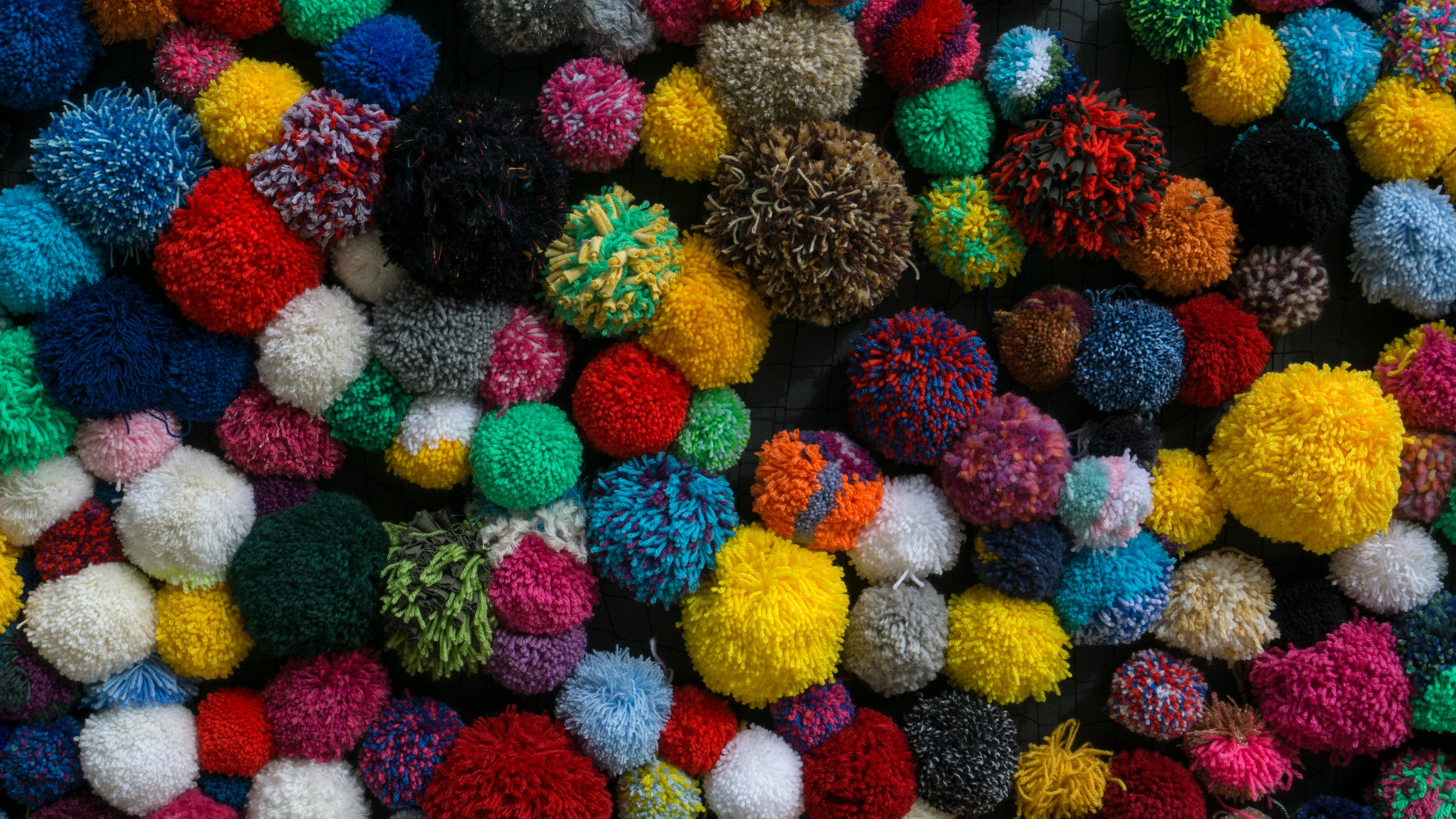 DIY Bee Pom Pom
